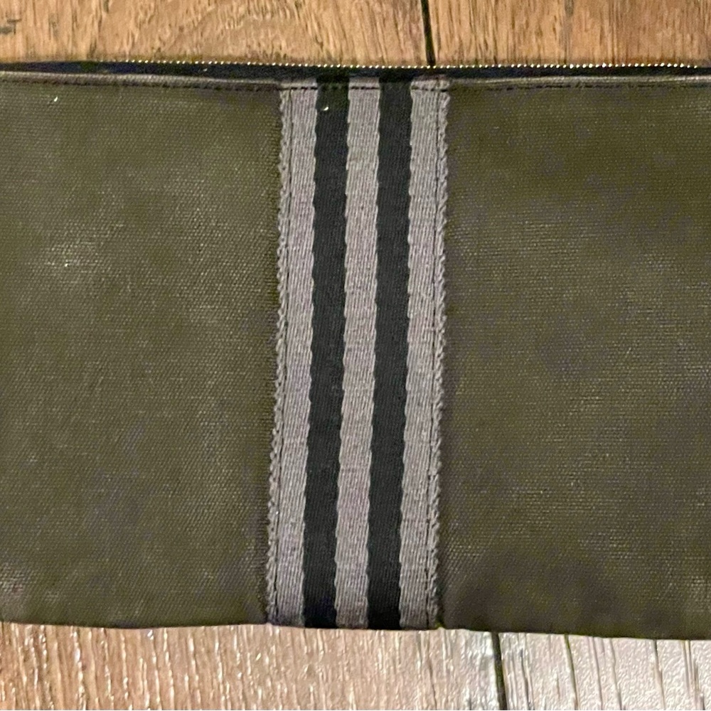 Stylish Hermes Fool Toe Zip Wallet in Gray
